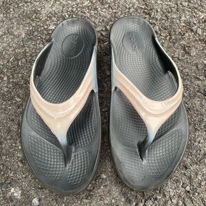 Women’s OOFOS Gradient Black & Cream Flip Flops Size 9